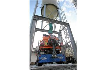 Im Bauhof Stadtlohn liegt das Streusalzlager, aus dem die Winterdienstfahrzeuge sich eindecken.
