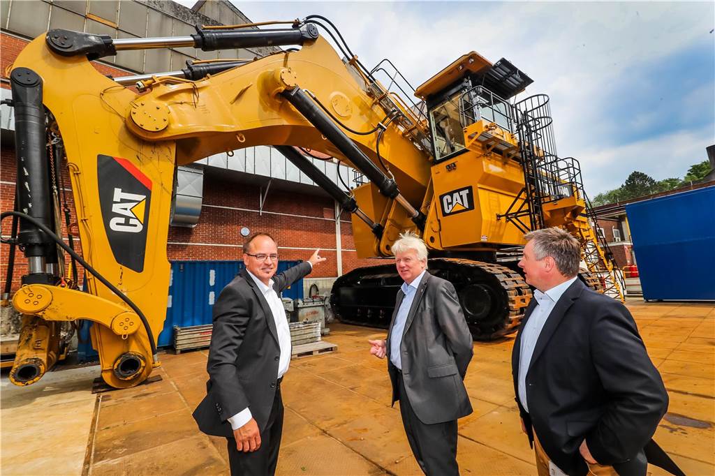 „Wir sind glücklich in neuen Jobs“ Im Beisein des damaligen Oberbürgermeisters Ullrich Sierau (Mitte) wurde 2017 in Werksnähe in Dortmund-Dorstfeld sogar eine Straße nach Caterpillar benannt. Anschließend besichtigte der OB das Werk