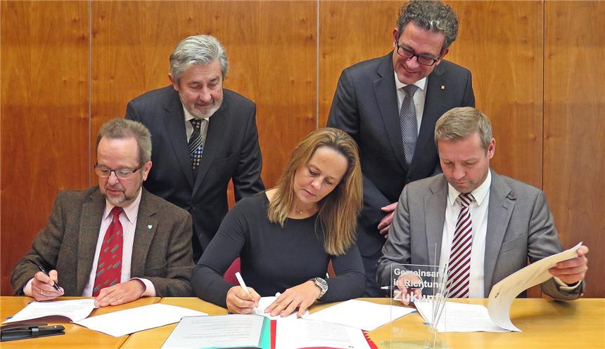 Verträge für Glasfaserausbau unterschrieben Im Beisein des Wirtschaftsförderers Friedhelm Koch und des Regionalmanagers Ingo Teimann (hinten v.l.) unterzeichneten Landrat Dr. Ansgar Müller, Unternehmenssprecherin Gerda Johanna Meppelink und Bürgermeister Mike Rexforth (vorne v.l.) den Vertrag für die künftige Breitbandversorgung Schermbecks per Glasfaser.