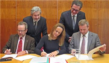 Im Beisein des Wirtschaftsförderers Friedhelm Koch und des Regionalmanagers Ingo Teimann (hinten v.l.) unterzeichneten Landrat Dr. Ansgar Müller, Unternehmenssprecherin Gerda Johanna Meppelink und Bürgermeister Mike Rexforth (vorne v.l.) den Vertrag für die künftige Breitbandversorgung Schermbecks per Glasfaser.  