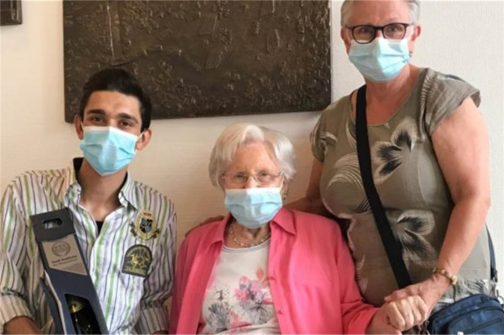 Senad Bajraj mit Elfriede Borgehynck und Hiltrud Südfels