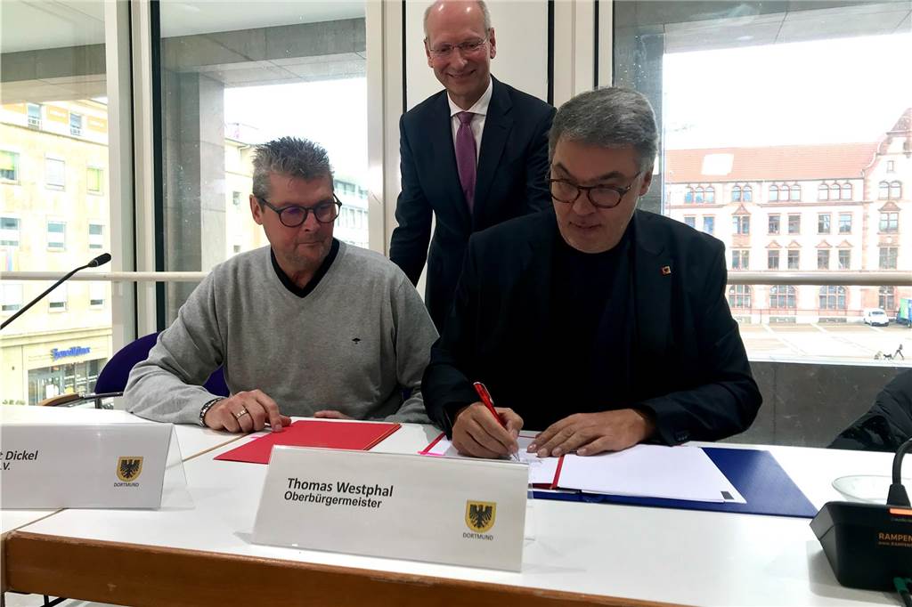 Dortmund bekommt neue Bolzplätze: Gesponsert von Norbert Dickel und anderen Fußballern Im Beisein von Norbert "Nobby" Dickel (l.) und Sponsor Tido Park (hinten) unterzeichnete Dortmunds Oberbürgermeister Thomas Westphal die Kooperationsvereinbarung.