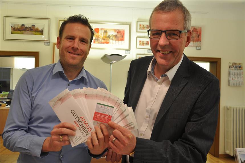 Losnummer 11254 gewinnt Im Beisen von Sebastian Schürmann (l.) vom Ahaus Marketing und Tourstik zog Bürgermeister Felix Büter das Gewinnlos mit der Nummer 11254.
