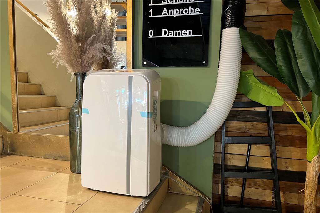 Kaum Klimaanlagen: Einzelhändler in der Lüner City trotzen der Hitze Auf der Treppe des Bekleidungsgeschäftes Sabba steht eine Klimaanlage.