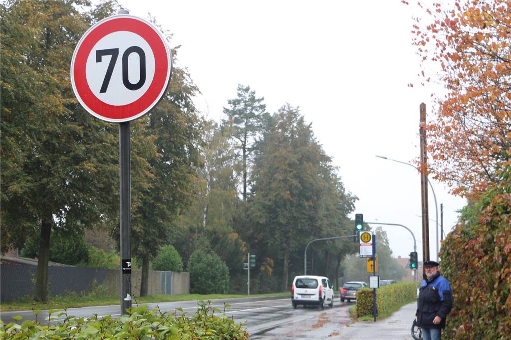 Mögliche Versetzung des Ortsschildes an L572: Sachverhalt wird geprüft Im Bereich beider Bushaltestellen ist Tempo 70 gestattet. Für Anwohner Frank von Hagen zu schnell.