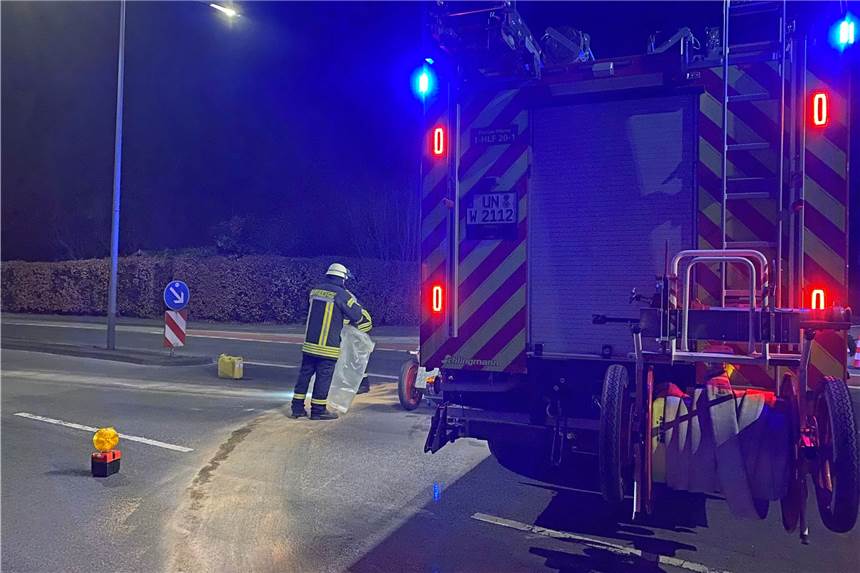 Herd an, Tür zu: Feuerwehr rückt wegen misslicher Lage zur Lütkeheide aus Im Bereich der Klöcknerstraße in Werne sorgte ein defekter Pkw am Dienstagabend für eine längere Ölspur.
