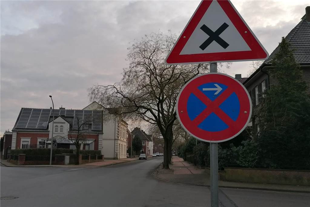 Verkehrsschilder an einer Kreuzung