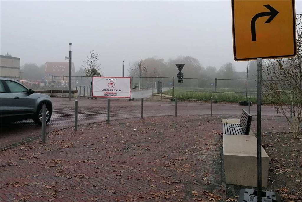 Bauhof setzt Pflaster der Fahrradstraße instand im Kurvenbereich der Fahrradstraße sind Poller gesetzt