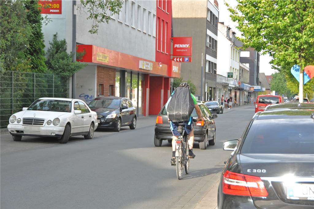 So gehen die Anwohner mit dem Habinghorster Hochhaus um Im Bereich des Penny-Supermarkts an der Langen Straße wird des Öfteren der Gehweg zugeparkt.