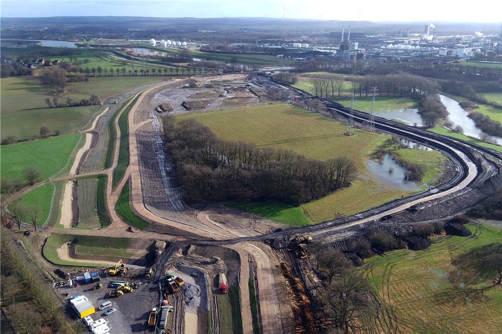Mit Video: „Wir haben hier den Mercedes unter den Deichen gebaut“ Im Bereich im Baugebiet Nord II, westlich des Oelder Weges, entsteht eine neue Aue, wenn der Altdeich (rechts) abgebaut ist.