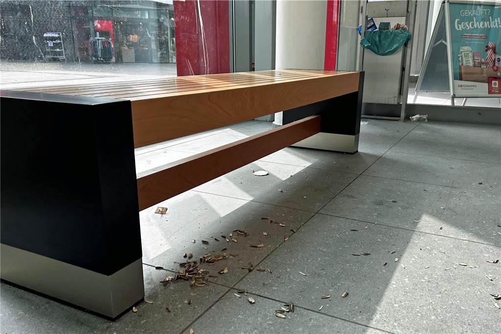 Müllproblem in der Werne City Mall: „Leute machen mutwillig Dreck“ Kerne liegen vor einer Bank.