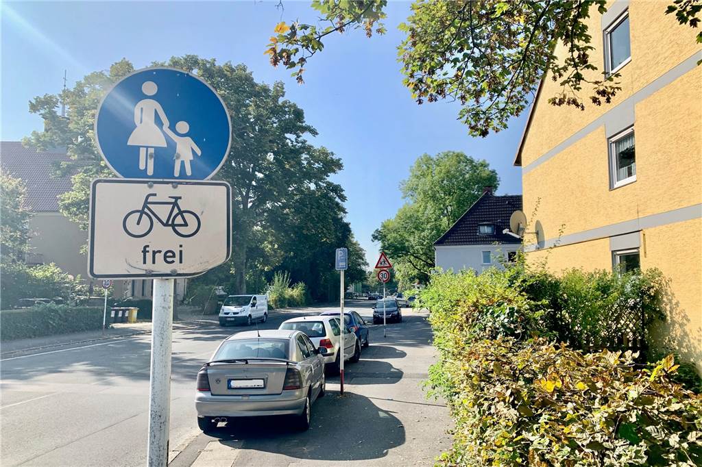 Im Bereich vor den Schulen sollen auch die Parkplätze wegfallen.