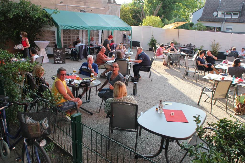 Mit Seeblick, unter Bäumen, in der City: Einige Biergärten haben schon geöffnet Biergarten der Brambauer Gaststätte "Bürgerkrug"