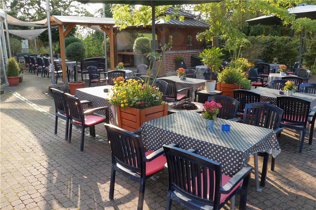 Schlemmen mitten im Grünen beim Traditionsgasthaus Voss in Quantwick Im Biergarten der Gaststätte lässt es sich hervorragend entspannen.