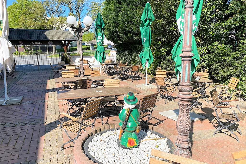 Dortmunder Gastronom zuversichtlich: Hier wird’s laufen wie in Österreich Im Biergarten werden gerade alle Bierzelt-Garnituren entfernt und gegen Terrassen-Stühle und Tische ausgetauscht.
