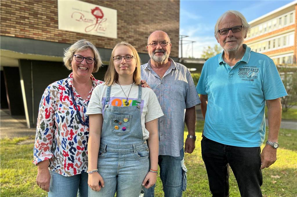 Franziska Erbe schrieb und illustrierte Kinderbuch Anke Klapsing-Reich, Franzi Erbe, Hans-Georg Karl und Lambert Lütgenhorst stehen vor dem "Cornelia Funke Baumhaus".