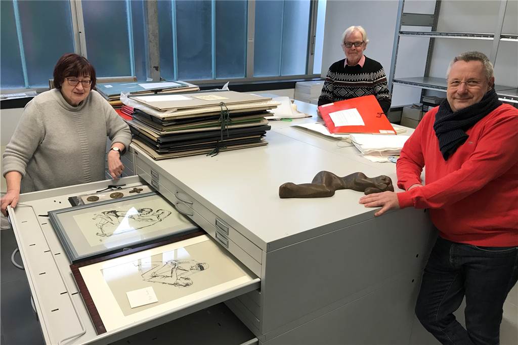 Auf dem Zechengelände in Dorsten ist ein Haus für Tisa entstanden Ingrid Sommer-Brinkamp (Geschäftsführerin der Tisa-Stiftung), Lambert Lütkenhorst (Vorsitzender) und Michael Sagenschneider (Kuratoriumsmitglied und RAG-Genehmigungsmanagement) im Archivraum.