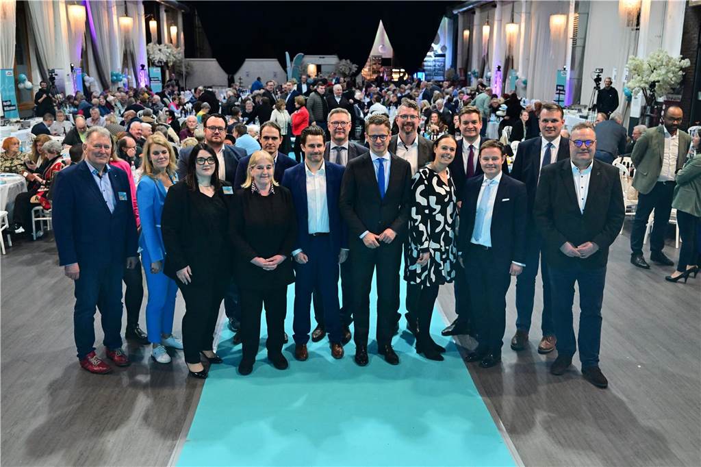 Im Bild: Peter Gesser (Moderation), Ann-Kathrin Krügel (Moderation), Christina Hinz (stellv. Bürgermeisterin Oer-Erkenschwick), Fenja Jedl (Geschäftsführerin CDU Marl), André Tost (stellv. Bürgermeister Datteln), Astrid Timmermann-Fechter MdB (Mühlheim an der Ruhr), Dominic Colloff (stellv. Fraktionsvorsitzender OE), Prof. Dr. Patrick-Benjamin Bök (Stadtverbands- & Fraktionsvorsitzender CDU Datteln), Carsten Wewers (Bürgermeister OE), Carsten Linnemann MdB (Generalsekretär CDU Deutschland), Thom
