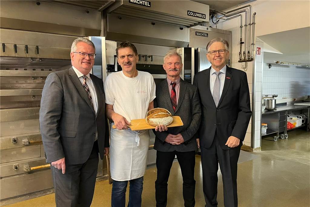 Raesfelds Bürgermeister Martin Tesing, Bäckermeister Gerhard Schlegel, Thomas Melchert, stellvertretender Geschäftsführer der Handwerkskammer Münster, sowie Hans Hund, Präsident der Handwerkskammer Münster, in der Bäckerei Schlegel in Raesfeld.