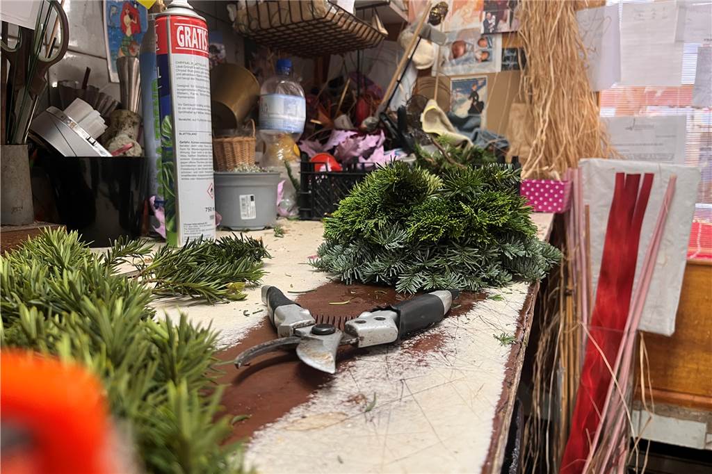 Viele Erinnerungen: Kunden nehmen Abschied von Blumen Schlieker Kränze werden im Blumenladen Schlieker noch fleißig gesteckt.