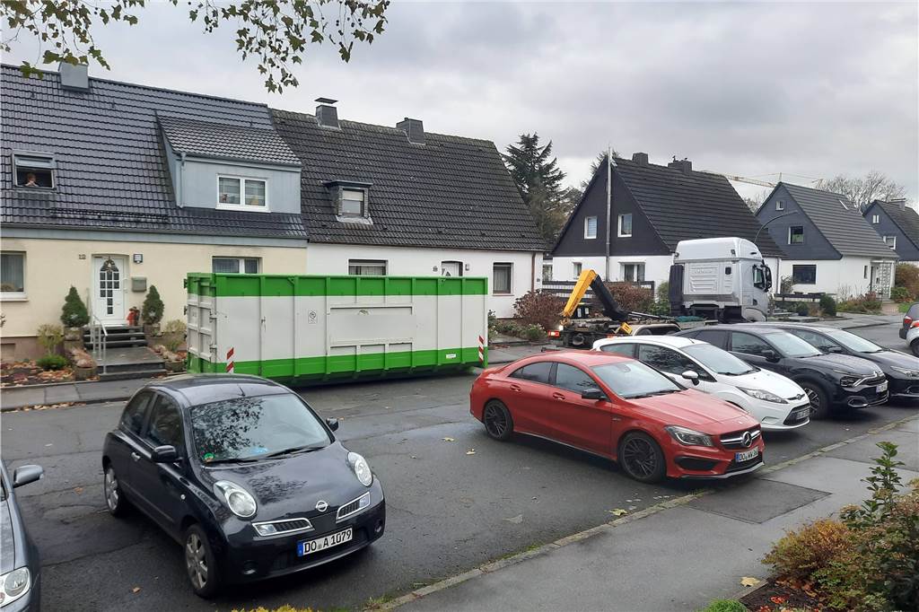 Baustellencontainer in der kleinen Anliegerstraße Brunshollweg