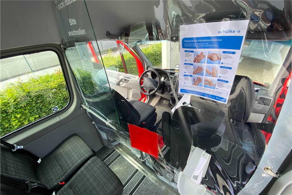 Bürgerbus in Ascheberg kann in wenigen Tagen wieder an den Start gehen Im Bürgerbus trennt nun eine Schutzfolie den Fahrer von den Fahrgästen. Über eine eingenähte Klappe nimmt der Fahrer das Fahrgeld entgegen und gibt die Fahrkarte aus.