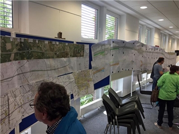 Im Bürgerforum an der Dieningstraße hängen die ausführlichen Pläne für den Ausbau der A1 auf dem Gemeindegebiet Ascheberg.