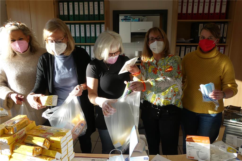Im Büro helfen die Lions-Frauen beim Packen von Paketen für die Reisenden. Auch Chefin Anne Quecke (2.v.r.) freut sich über die Hilfe.