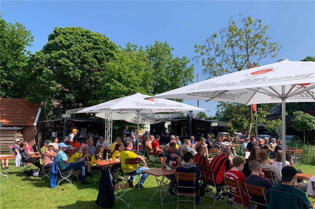 Auf dem Bild sieht man ganz viele Besucher im Biergarten.