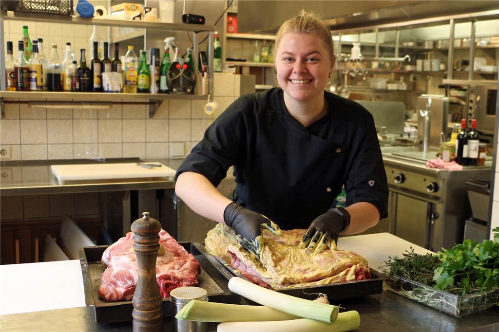 Anspannung weicht Erleichterung: Ina Terhörne holt Platz 2 im Kochwettbewerb Im Burghotel Pass hat die Südlohnerin ein tolles Team vorgefunden. Die Auszubildende ist in Sachen Gastronomie familiär vorgeprägt.