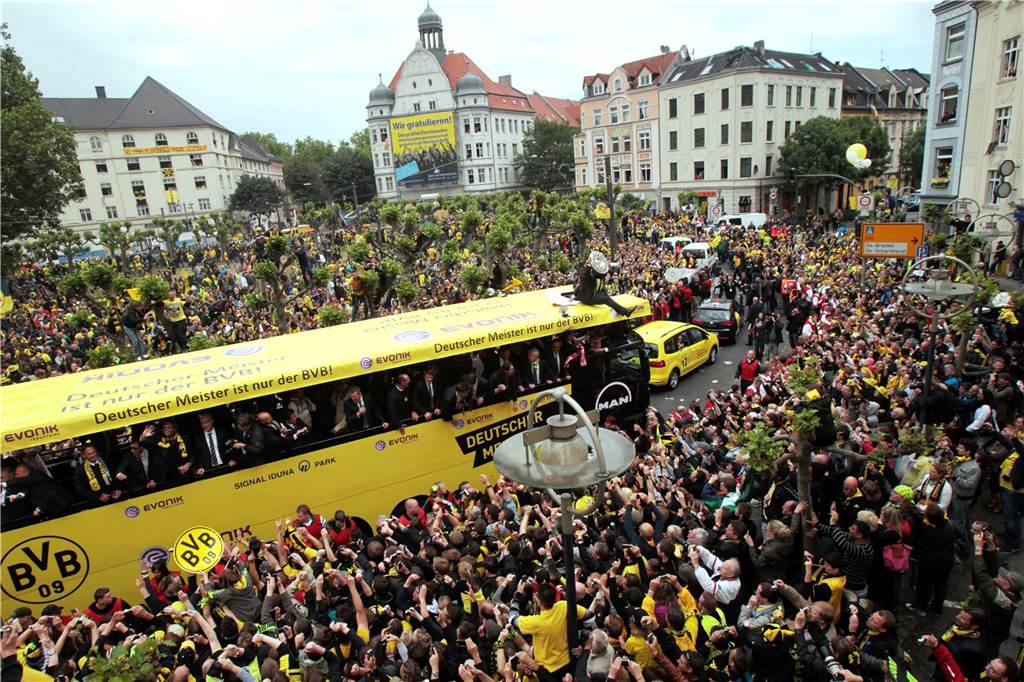 Im Bus fuhren die BVB-Spieler und Trainer Jürgen Klopp nach dem Gewinn der Meisterschaft 2012 um den Borsigplatz.