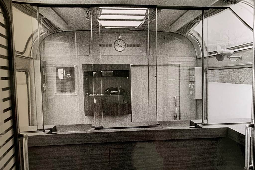 Schon in den 70ern rollte ein Sparkassen-Geld-Bus durch Castrop-Rauxel Im Bus konnten sich Kunden Bargeld auszahlen lassen, aber auch viele andere Geschäfte abwickeln.