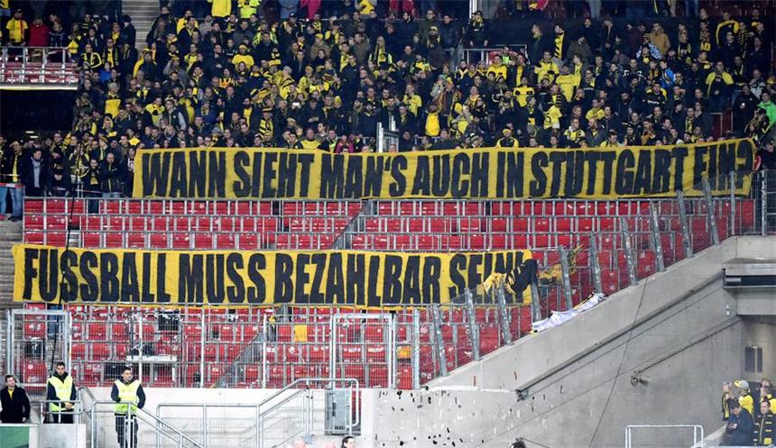 Disput um hohe Ticketpreise spitzt sich zu Im BVB-Fanblock klafften in den ersten rund 18 Minuten große Lücken. Die Anhänger protestierten gegen aus ihrer Sicht überteuerte Ticketpreise.
