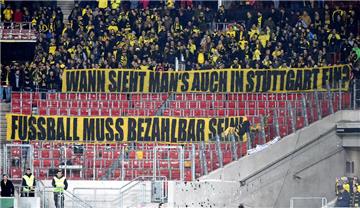 Im BVB-Fanblock klafften in den ersten rund 18 Minuten große Lücken. Die Anhänger protestierten gegen aus ihrer Sicht überteuerte Ticketpreise.