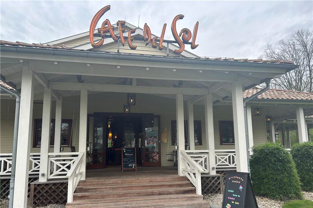 Mit Seeblick, unter Bäumen, in der City: Einige Biergärten haben schon geöffnet Ein Gastronomieeingang, wo oben Cafe Del Sol steht.