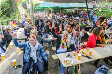 Im Café Erdmann werden auch die nächsten WM-Spiele übertragen - Wirt Erdmann hofft auf gutes Wetter. Schuetze