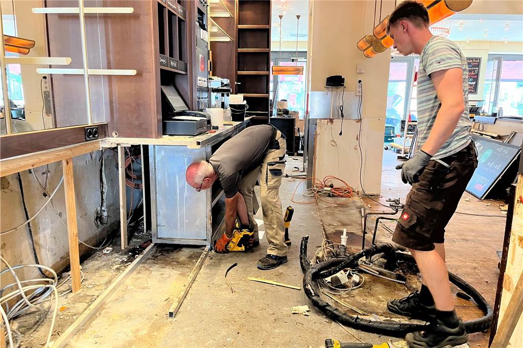 Baustelle im Café Extrablatt: Visar Peci erklärt, was dort passiert Im Café Extrablatt wird derzeit kräftig gearbeitet. Unter anderem wird die komplette Theke erneuert.