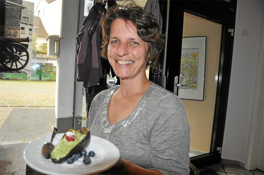 Ist vegan zu kompliziert für Schwertes Gastronomie? Im Café Herrlich treffen sich die Mitglieder des Stammtisches „Vegan in Schwerte.“ Veganerin Angela Mandelartz hält hier den Avocado-Nachtisch in der Hand.
