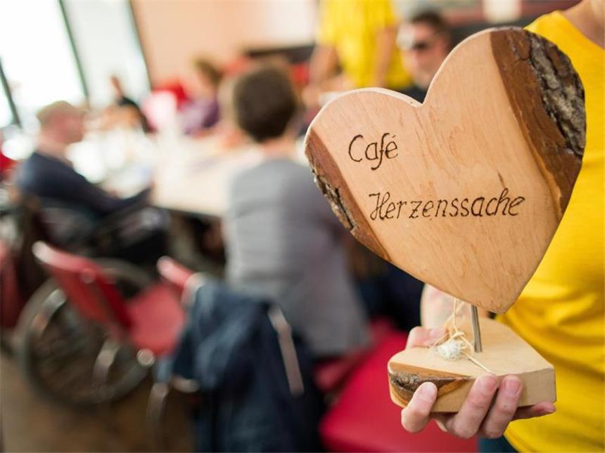 Partnervermittlung für Menschen mit Handicap Im "Cafe Herzenssache" findet ein Mal im Monat ein Treffen der Partnerbörse statt. Foto: Daniel Karmann/dpa