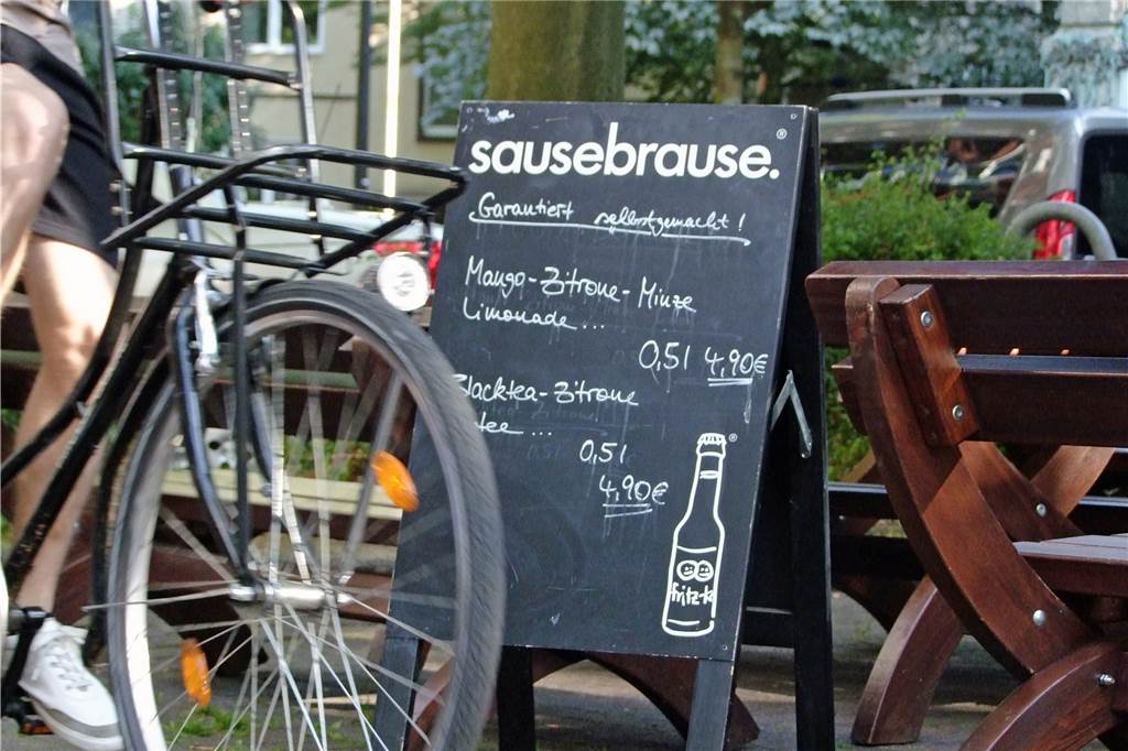 Jeder gegen jeden - hier kommen sich Radfahrer, Autofahrer und Fußgänger in die Quere Im Café Hexenkessel müssen die Kellnerinnen ganz schön aufpassen, wenn sie bedienen: Sie gehen jedes Mal über den Radweg. Passenderweise gibt es hier "Sausebrause".