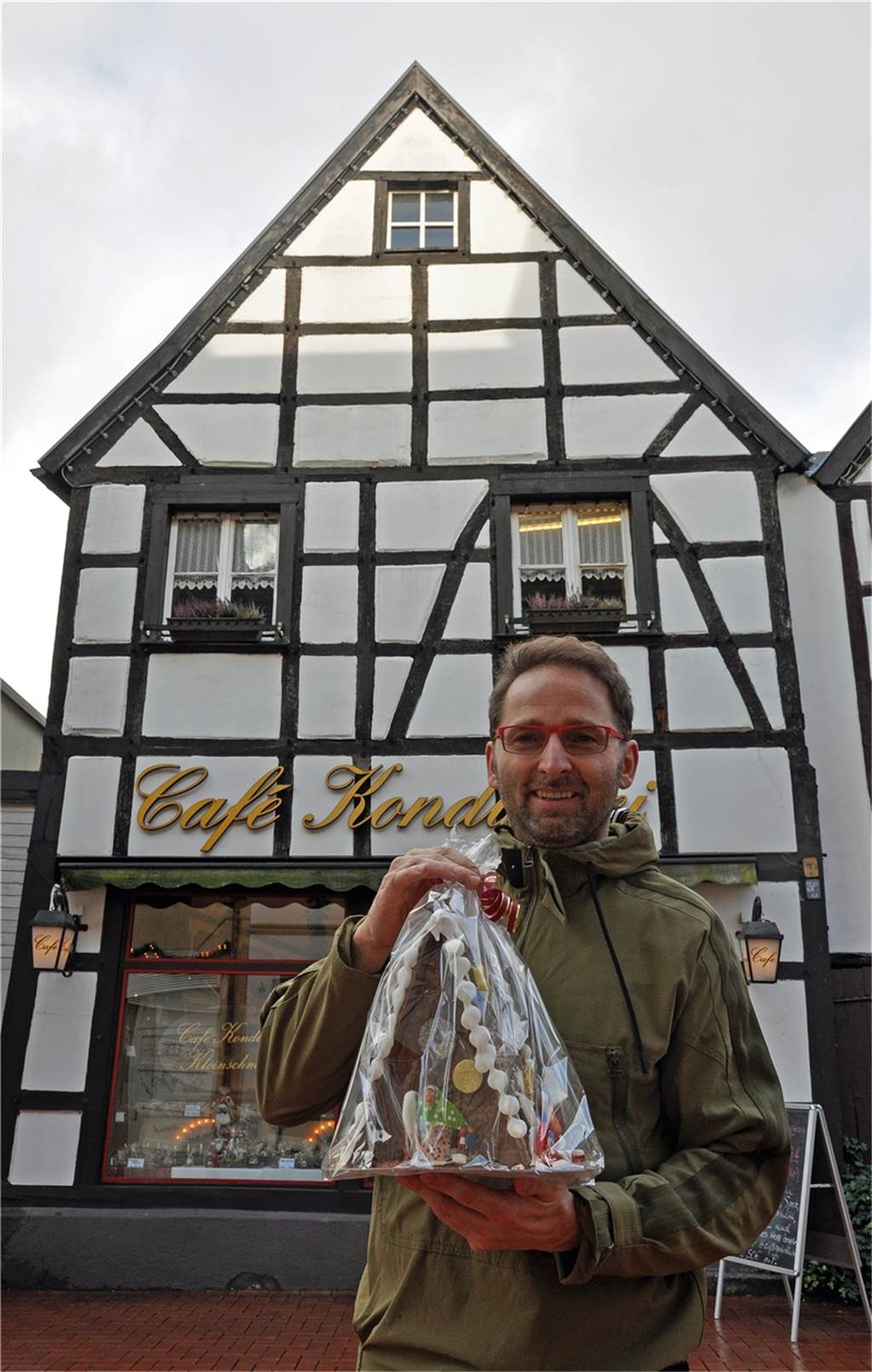 Lüner Bäcker: „Jetzt ist es noch viel zu warm für Weihnachtsgebäck“ Im Café Kleinschmidt in der Goldstraße gibt es kurz vor dem ersten Advent dann wieder die Hexenhäuschen, hier präsentiert von Cafébesitzer Ronny Berger.