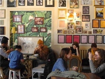 Im Café "Rue la Rue" in New York kann man seinen Hunger auf einen "Betty White Cake" stillen. Foto: Johannes Schmitt-Tegge
