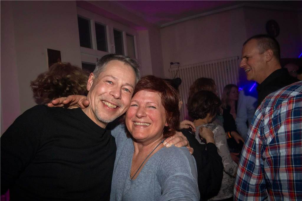 Im Café Zentral ging es stimmungsvoll zu. Die Gäste bekamen nicht nur viel Musik, Getränke und ein rustikales Buffet, sondern um Mitternacht natürlich auch noch ein Feuerwerk geboten.