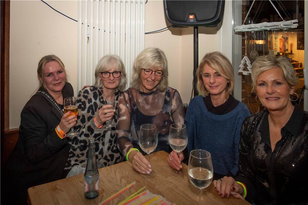 Im Café Zentral ging es stimmungsvoll zu. Die Gäste bekamen nicht nur viel Musik, Getränke und ein rustikales Buffet, sondern um Mitternacht natürlich auch noch ein Feuerwerk geboten.