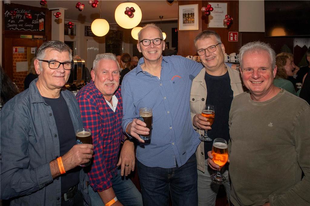 Im Café Zentral ging es stimmungsvoll zu. Die Gäste bekamen nicht nur viel Musik, Getränke und ein rustikales Buffet, sondern um Mitternacht natürlich auch noch ein Feuerwerk geboten.