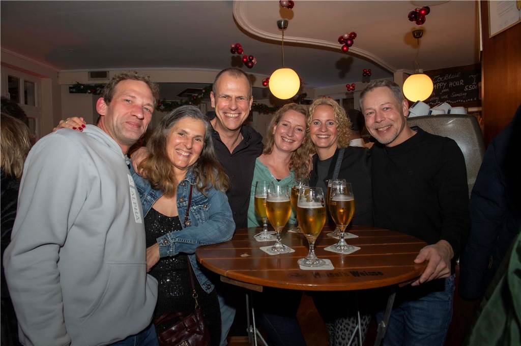 Im Café Zentral ging es stimmungsvoll zu. Die Gäste bekamen nicht nur viel Musik, Getränke und ein rustikales Buffet, sondern um Mitternacht natürlich auch noch ein Feuerwerk geboten.