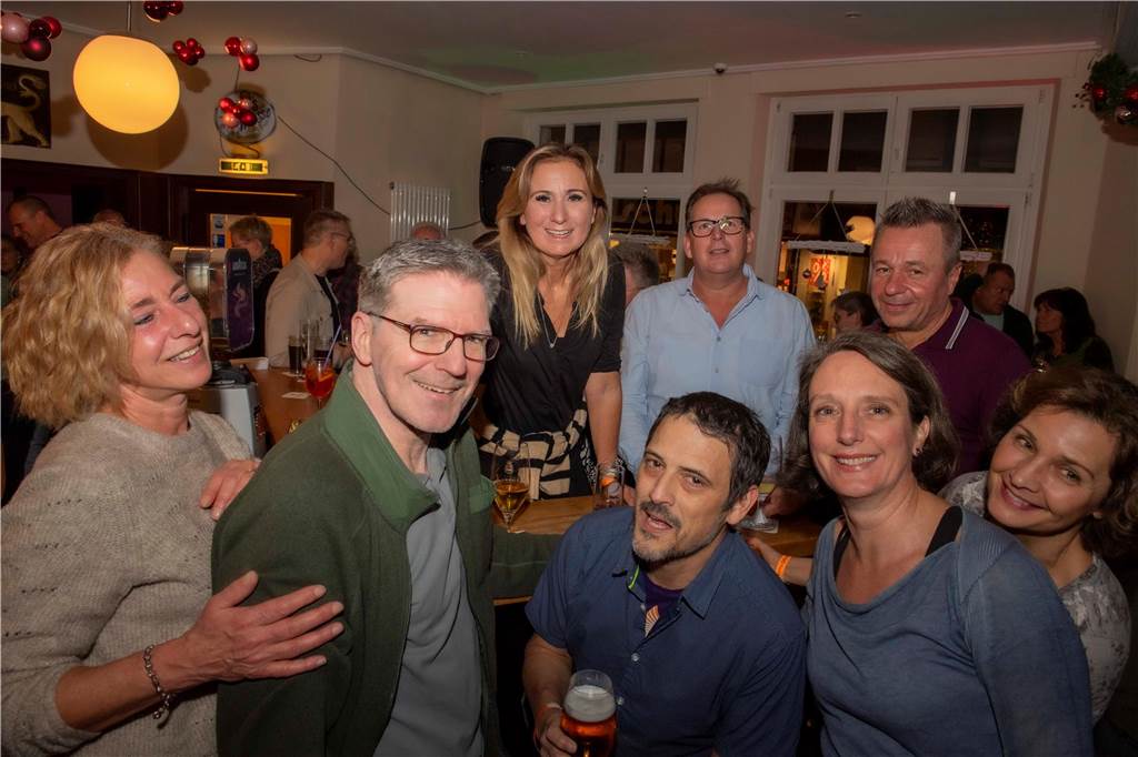 Im Café Zentral ging es stimmungsvoll zu. Die Gäste bekamen nicht nur viel Musik, Getränke und ein rustikales Buffet, sondern um Mitternacht natürlich auch noch ein Feuerwerk geboten.