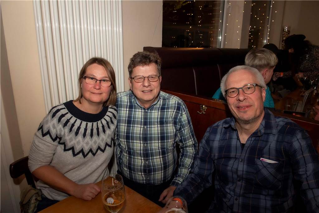 Im Café Zentral ging es stimmungsvoll zu. Die Gäste bekamen nicht nur viel Musik, Getränke und ein rustikales Buffet, sondern um Mitternacht natürlich auch noch ein Feuerwerk geboten.