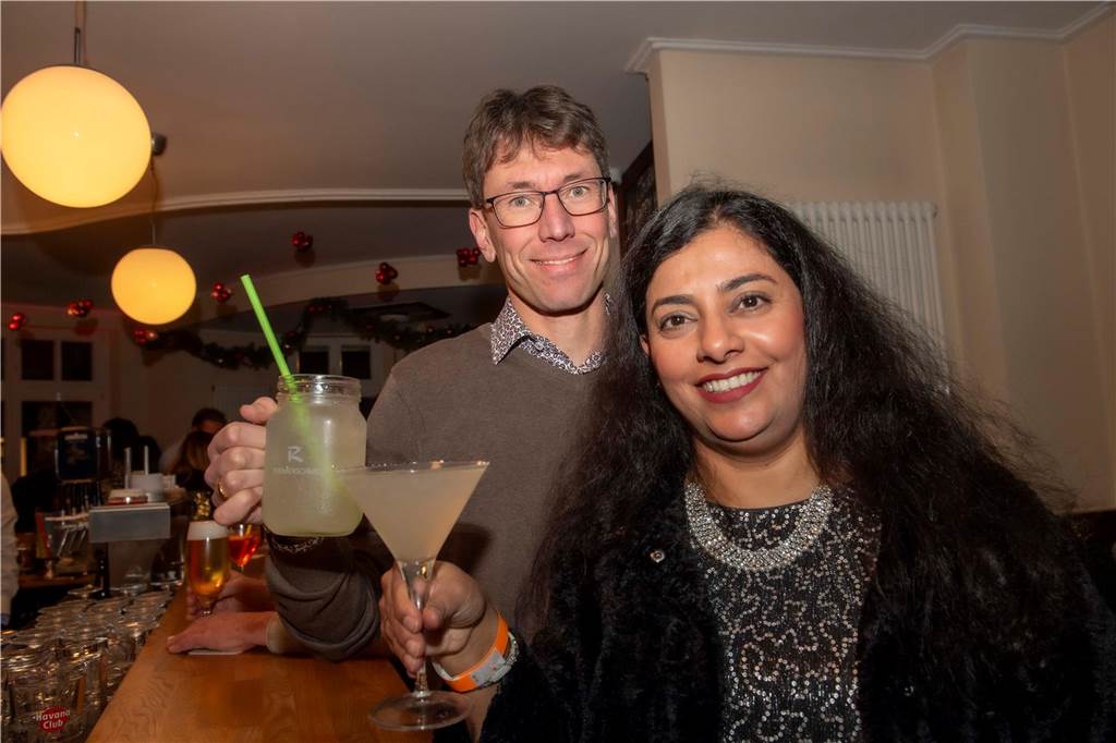 Im Café Zentral ging es stimmungsvoll zu. Die Gäste bekamen nicht nur viel Musik, Getränke und ein rustikales Buffet, sondern um Mitternacht natürlich auch noch ein Feuerwerk geboten.