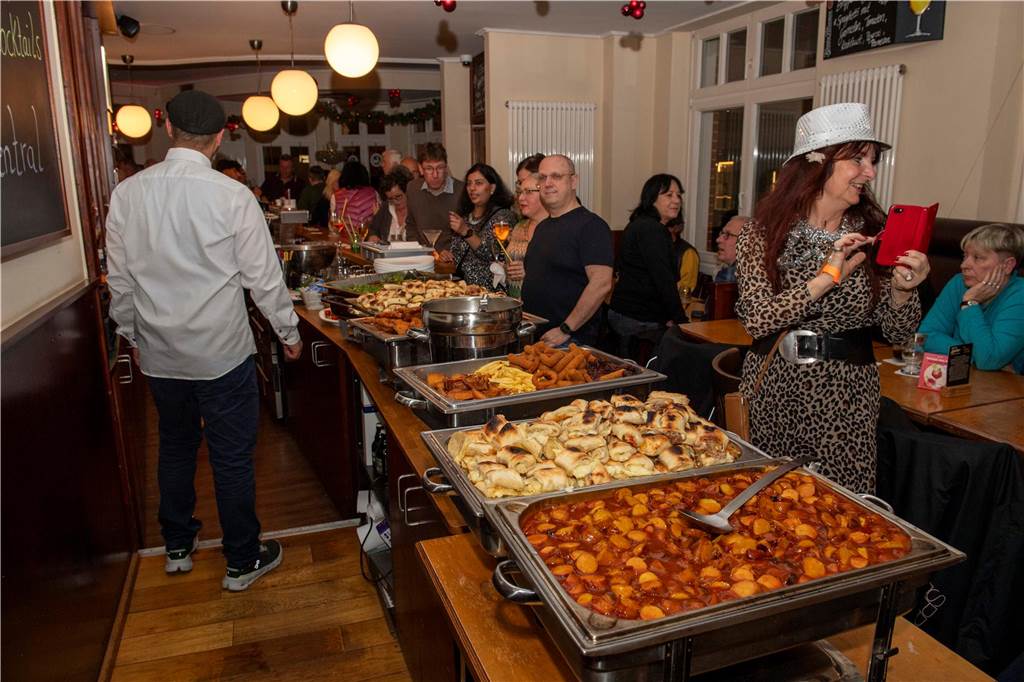 Im Café Zentral ging es stimmungsvoll zu. Die Gäste bekamen nicht nur viel Musik, Getränke und ein rustikales Buffet, sondern um Mitternacht natürlich auch noch ein Feuerwerk geboten.